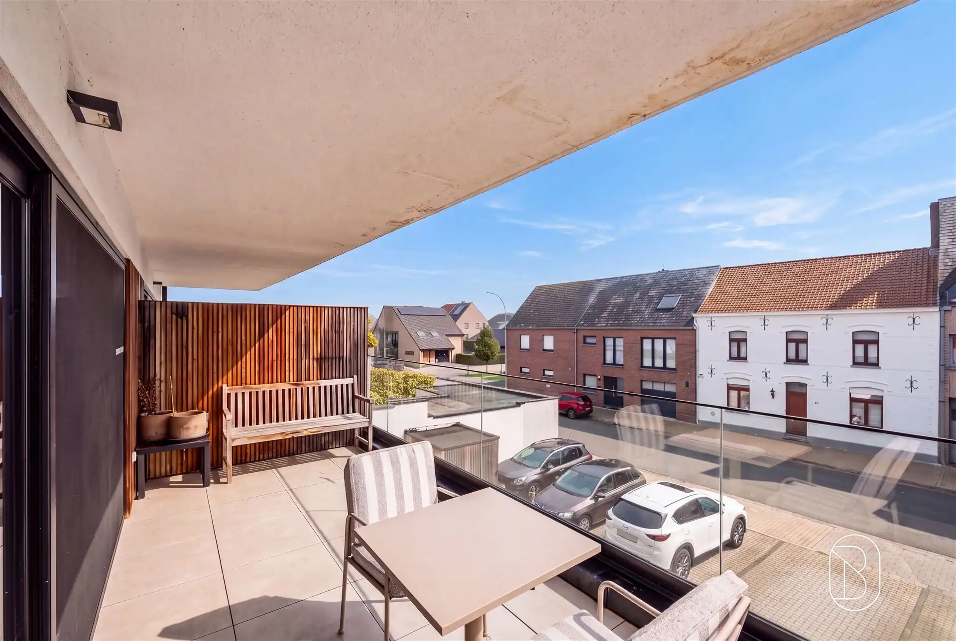 Instapklaar appartement met 2 slks, ruim terras en parking foto 2