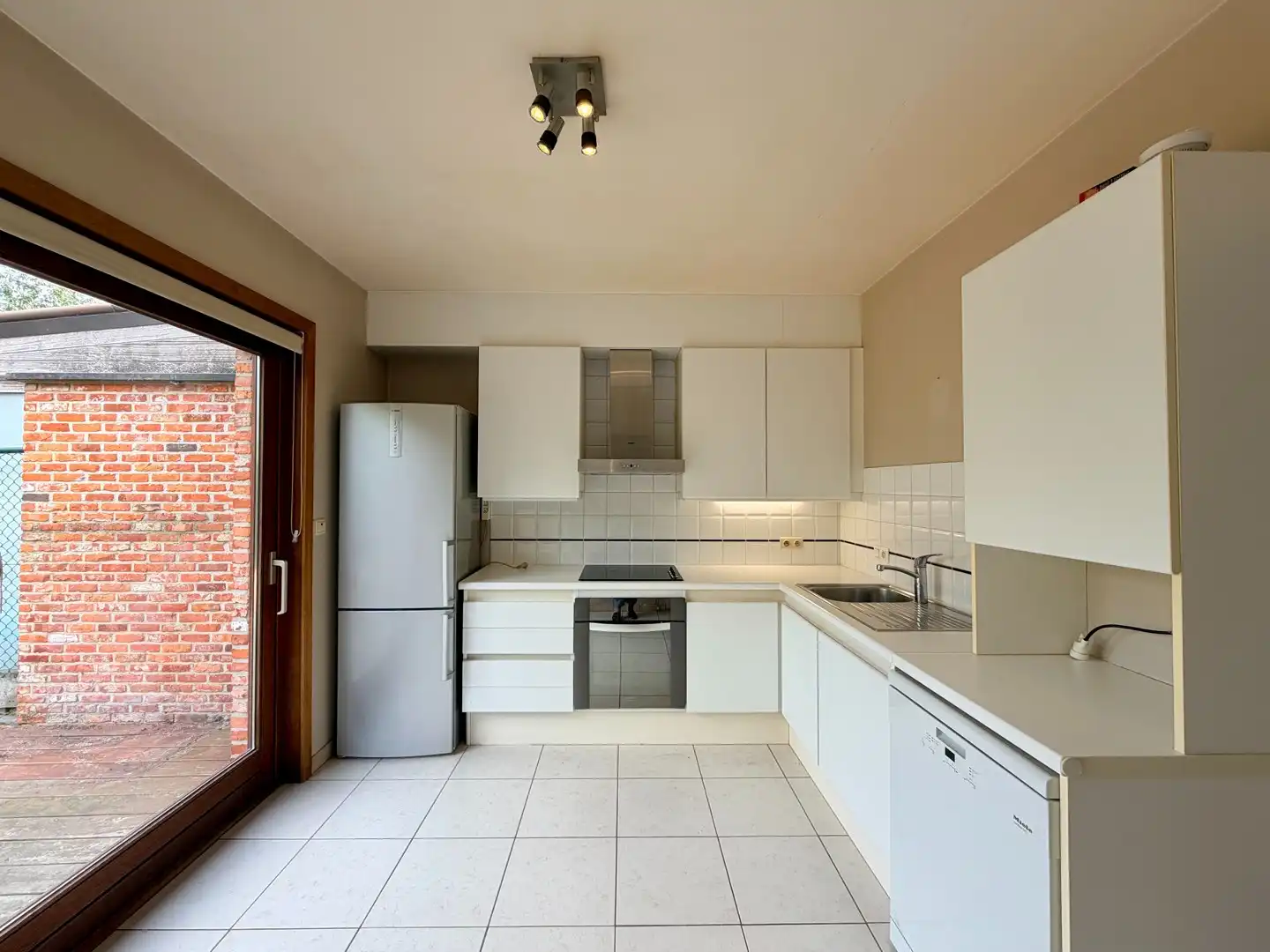 Instapklare woning met 3 slaapkamers, terras, tuin en garage te Brugge! foto 3