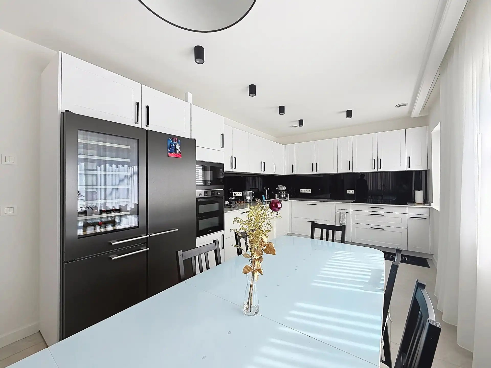 3-gevels huis met 4 slaapkamers en een tuin foto 6