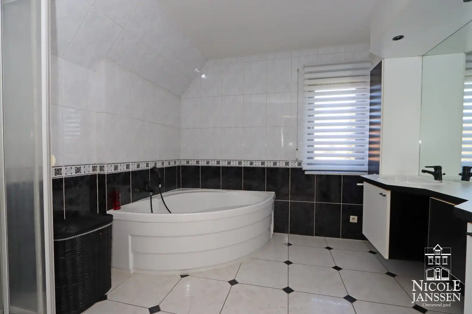 Instapklare woning met ruimte voor praktijk en mooie ingesloten tuin in Bree centrum foto 30