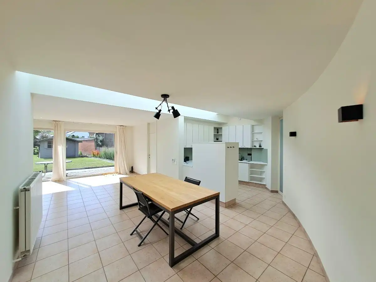 Lichtrijk gelijkvoers appartement met tuin en 2 slaapkamers en garage foto 5