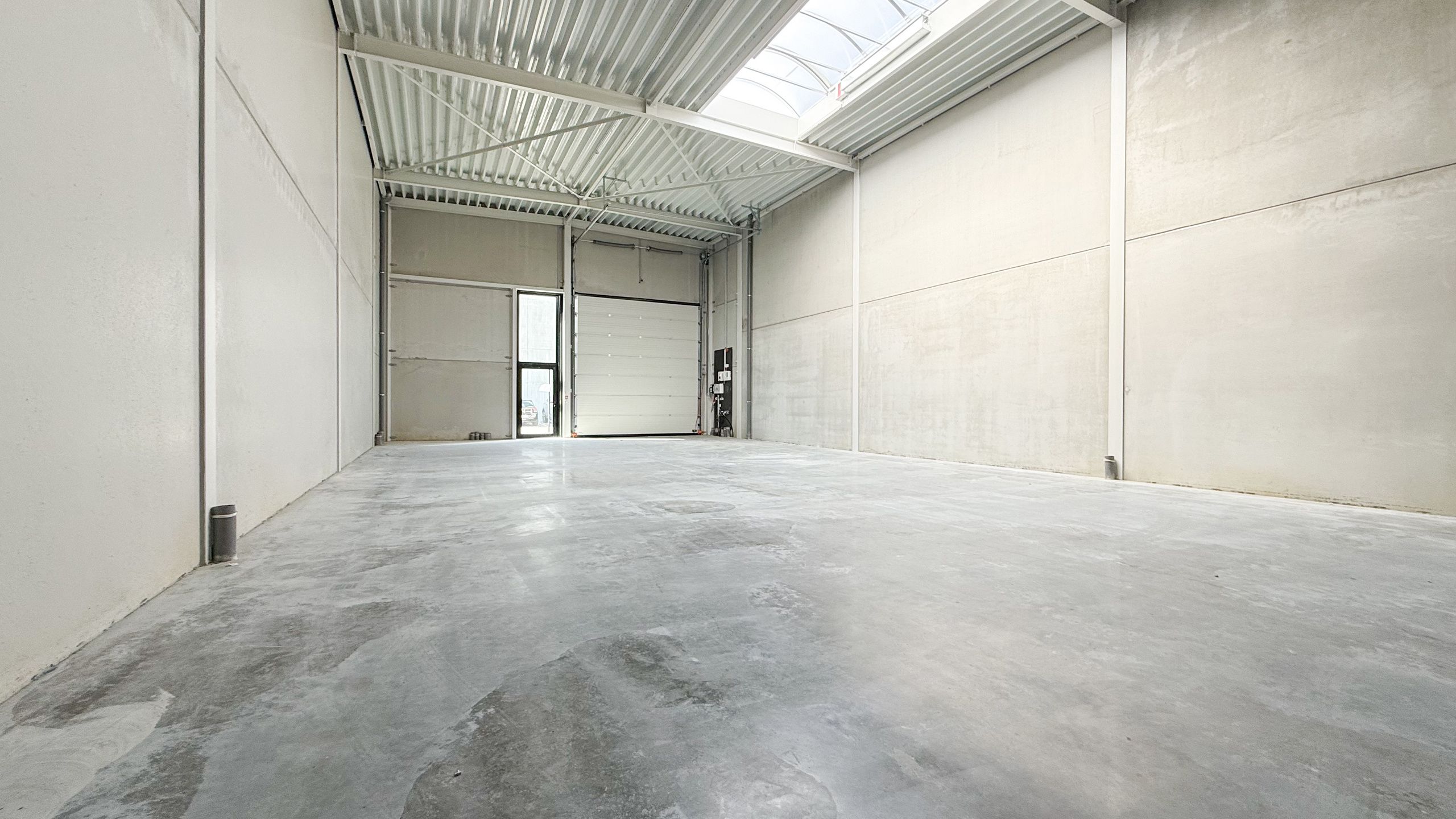 Ruime nieuwe loods te huur, centraal gelegen in KMO- zone! foto 9