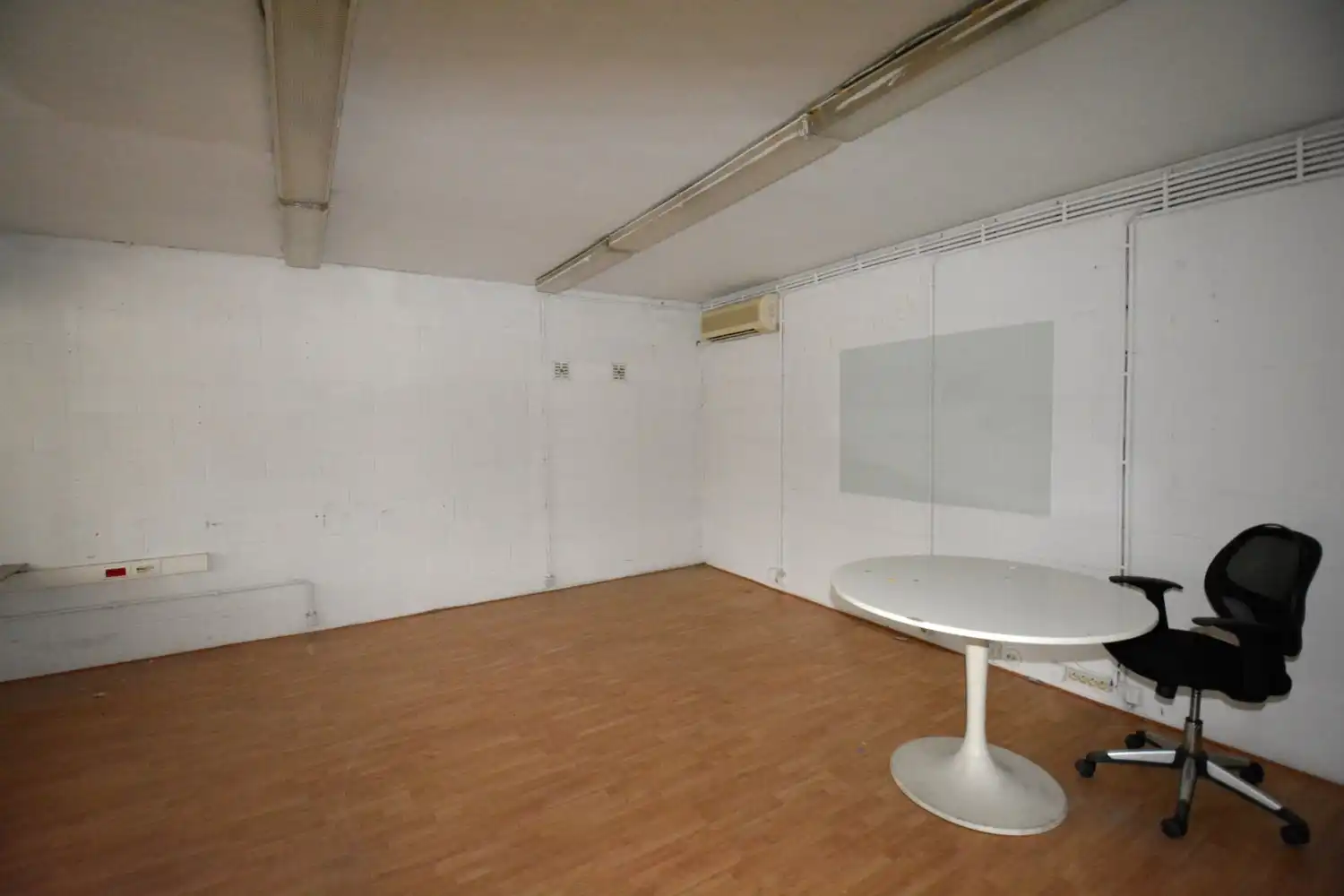 RUIM MAGAZIJN (405 m²) MET BUREEL (58 m²)! foto 7