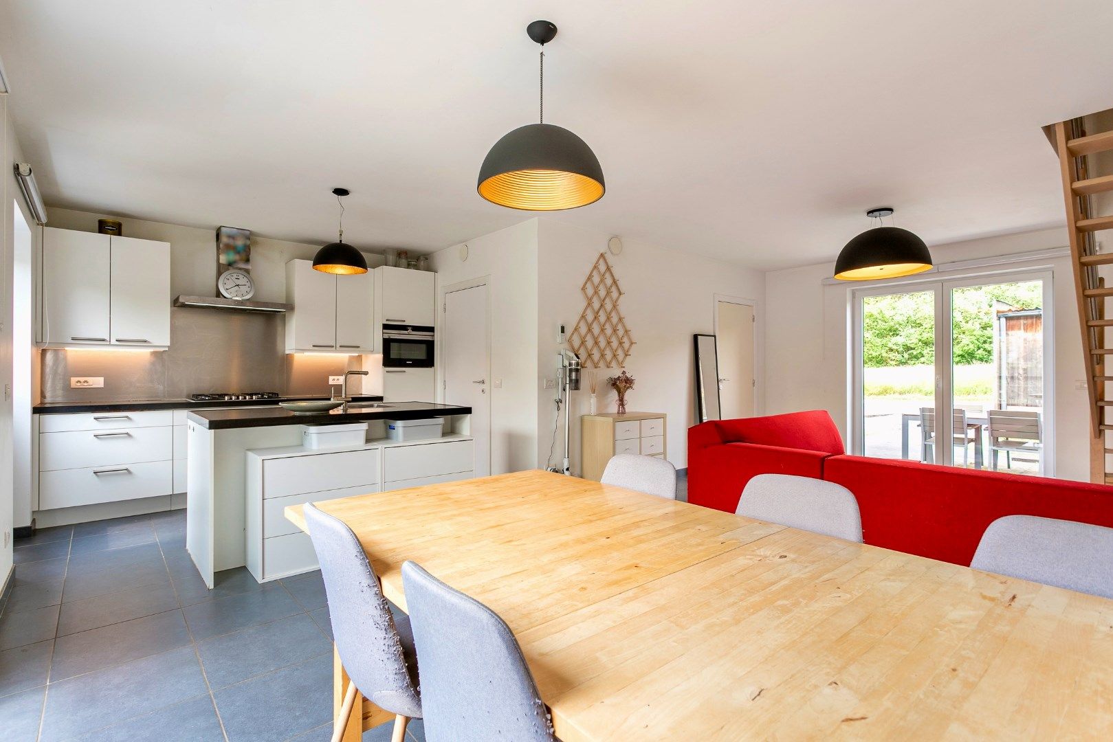 Instapklare woning met 3 slaapkamers, tuin en carport foto 7
