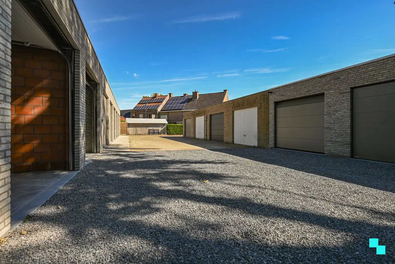 Garagebox van ca.25 m² met automatische poort te Izegem foto 2