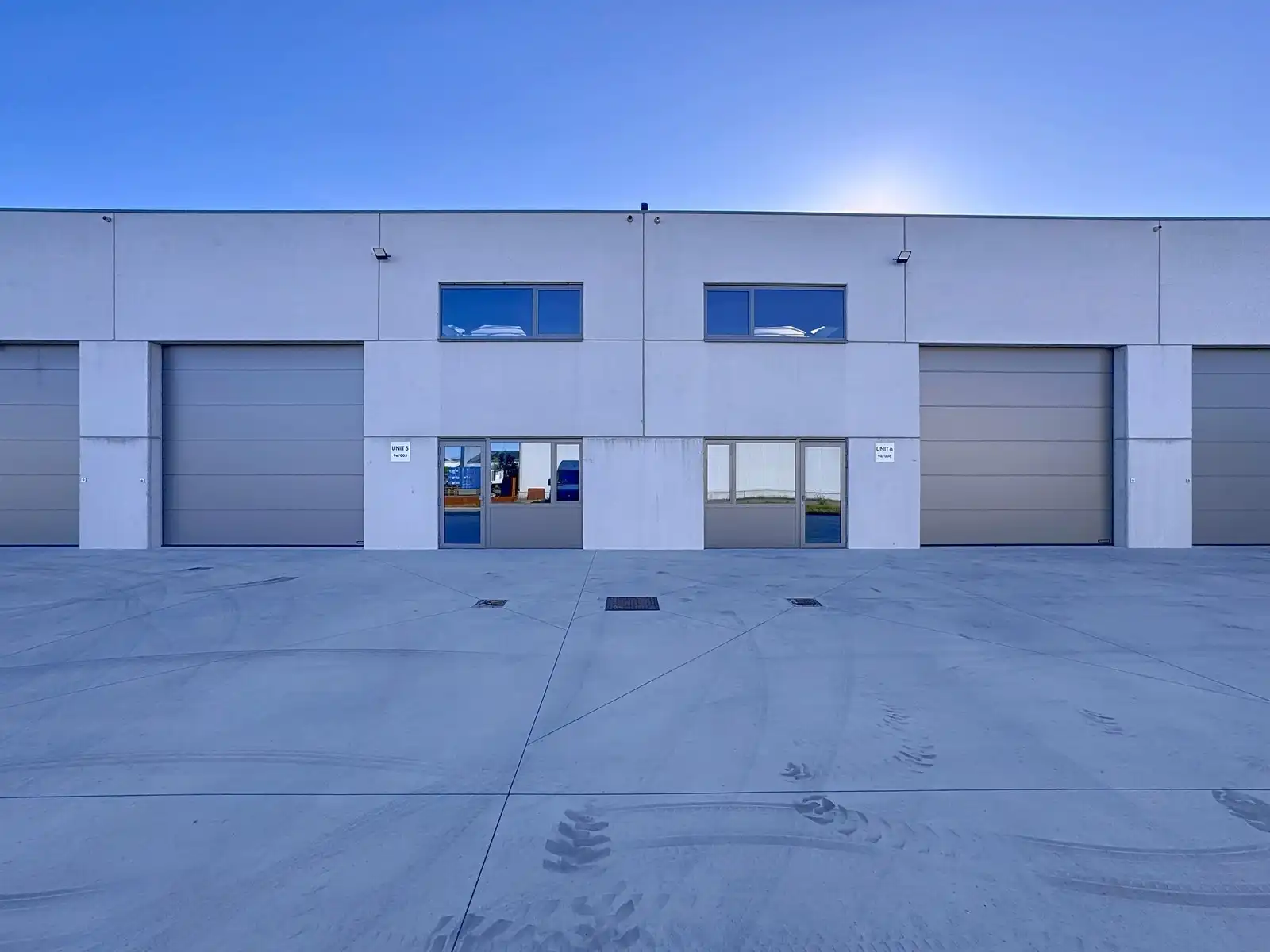 NB MAGAZIJN (264m²) met automatische sectionaalpoort, toilet en 2 voorbehouden parkeerplaatsen voor de deur te Beernem/Wingene. foto 2