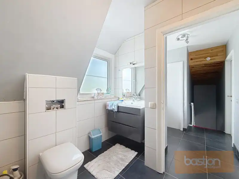 Halfopen bebouwing in rustige, doodlopende straat foto 15