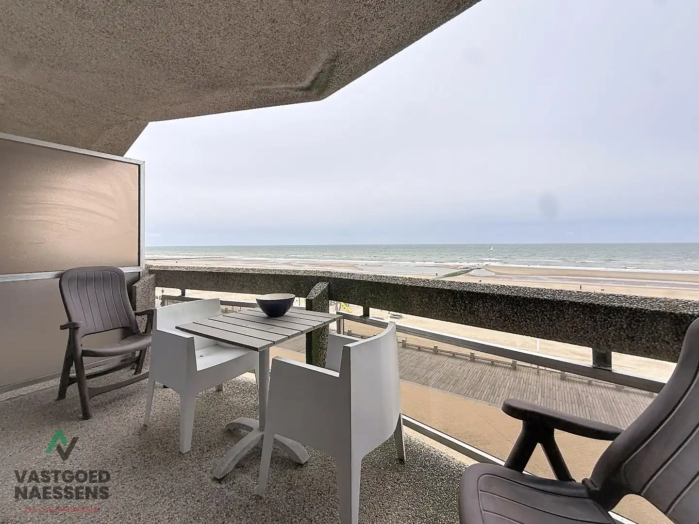 OP TE FRISSEN STUDIO MET ZICHT OP ZEE EN TERRAS foto 2