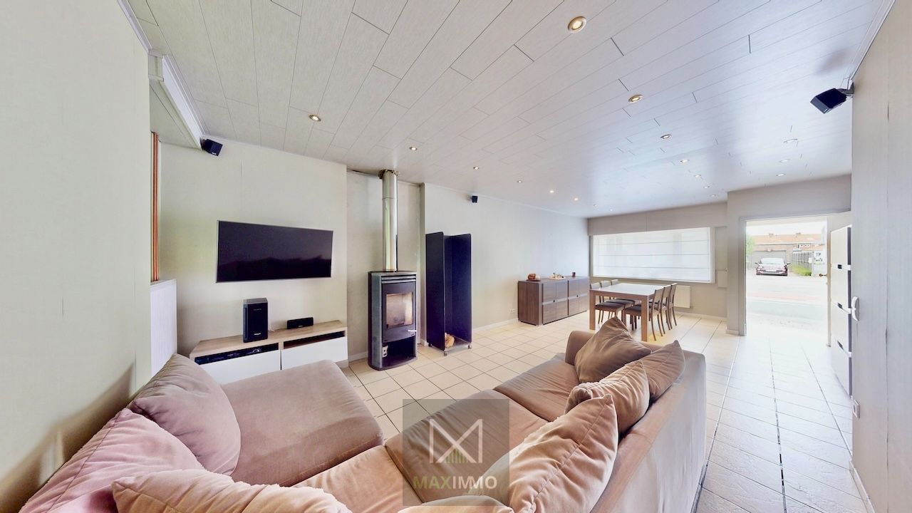 Instapklare gezinswoning met diepe tuin in Menen – Ruimte, licht & comfort foto {{pictureIndex}}