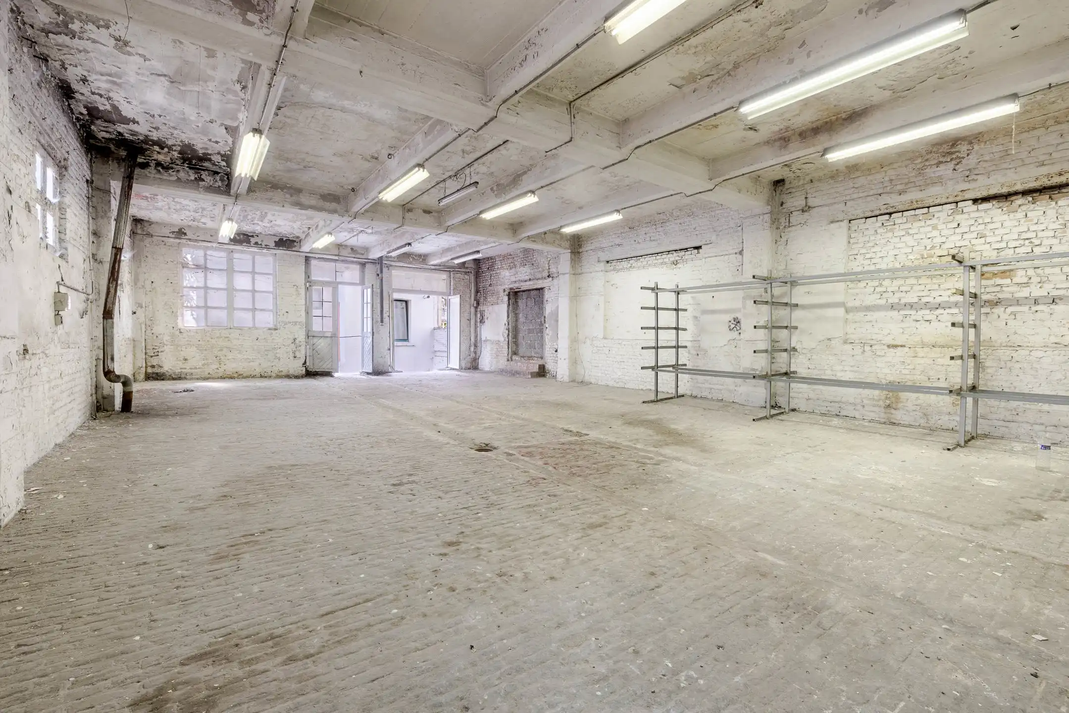 Werkplaats/magazijn van ± 530 m² met kantoor van ± 35 m² foto 17