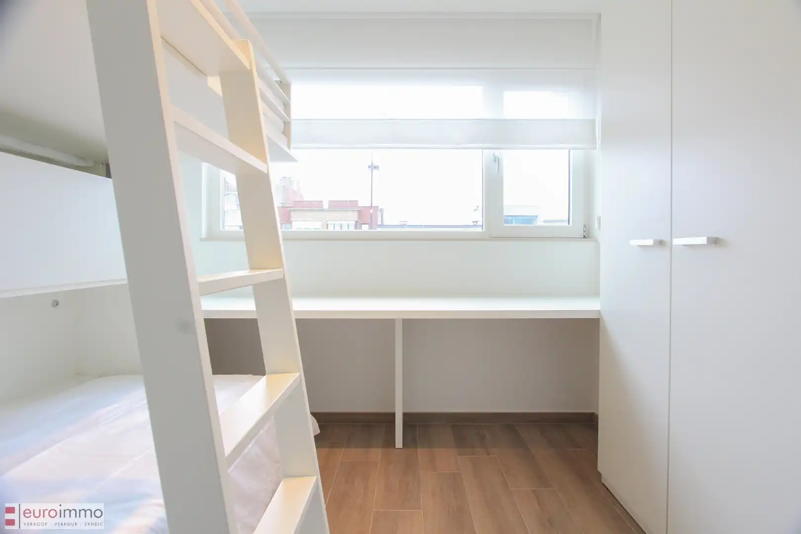 Uitermate knap afgewerkt, zéér recent appartement met 2 ruime slaapkamers in een kleinschalige residentie. foto 8