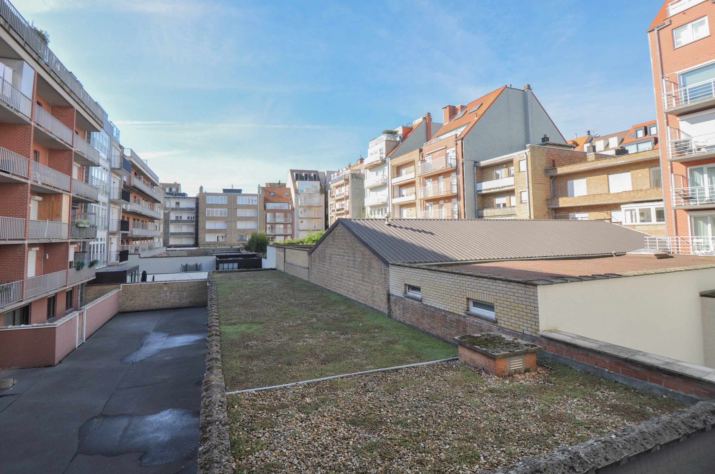 Centraal gelegen, instapklaar zonnig tweeslaapkamerappartement op enkele stappen van de zee en het commercieel centrum.  foto 15