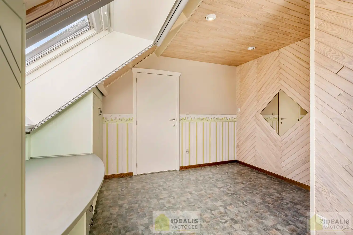 IDEALIS VASTGOED – ROYALE, INSTAPKLARE EN ZEER GOED ONDERHOUDEN GEZINSWONING OP EEN RUIM EN RUSTIG PERCEEL VAN 44A 33CA MET 5 KNAPPE SLAAPKAMERS, HEERLIJKE VERANDA, VRIJSTAANDE GARAGE EN 32 ZONNEPANELEN MÉT CERTIFICATEN ÉN ZONNEBOILER - De woning omvat maar liefst +- 265m² bewoonbare oppervlakte met ruime woonkamer, uitgeruste keuken, 5 slaapkamers, badkamer, vrijstaande garage én 32 zonnepanelen. De woning is rustig gelegen op een perceel met een opp. van 44a 33ca. foto 31