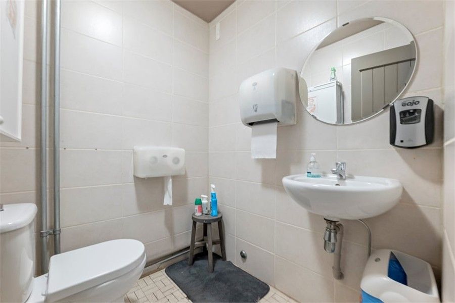 HANDELSHUIS MET PARKING OP EEN TOPLOCATIE IN LINTER foto 14