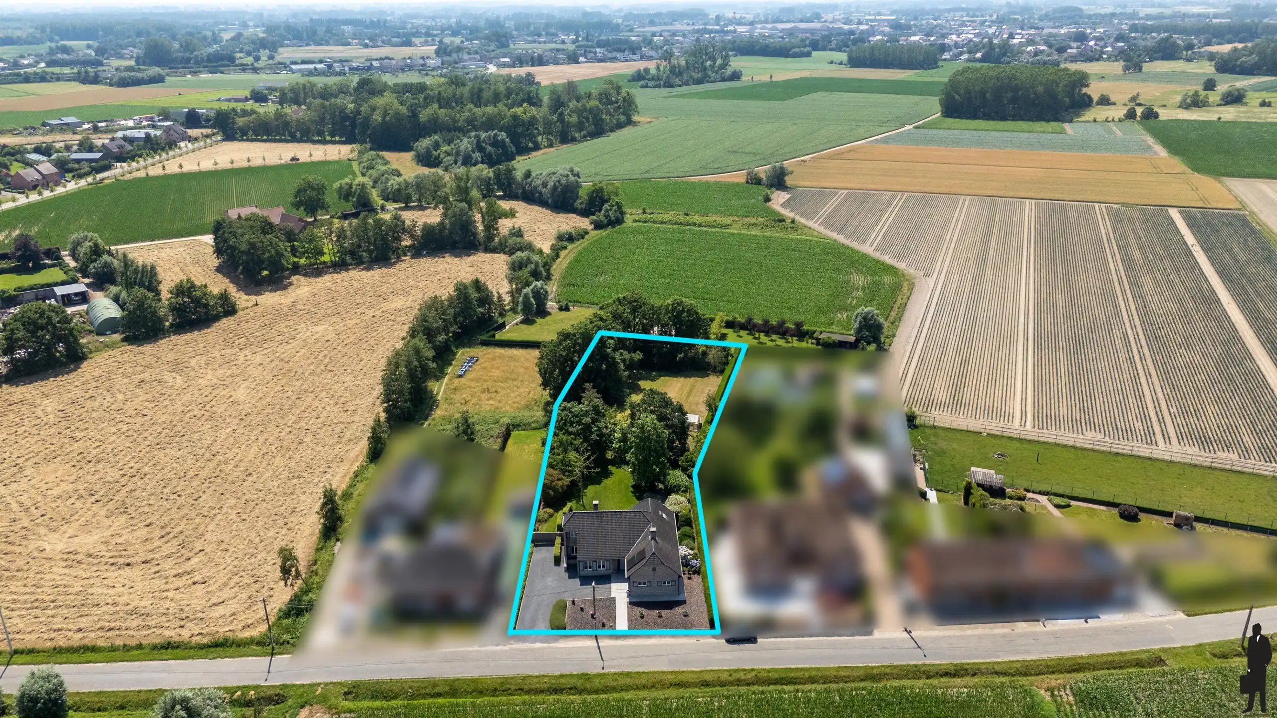 Ruime vrijstaande villa met 4 slaapkamers, inpandige garage en zuidgerichte tuin op een perceel van 2.957 m². foto 2
