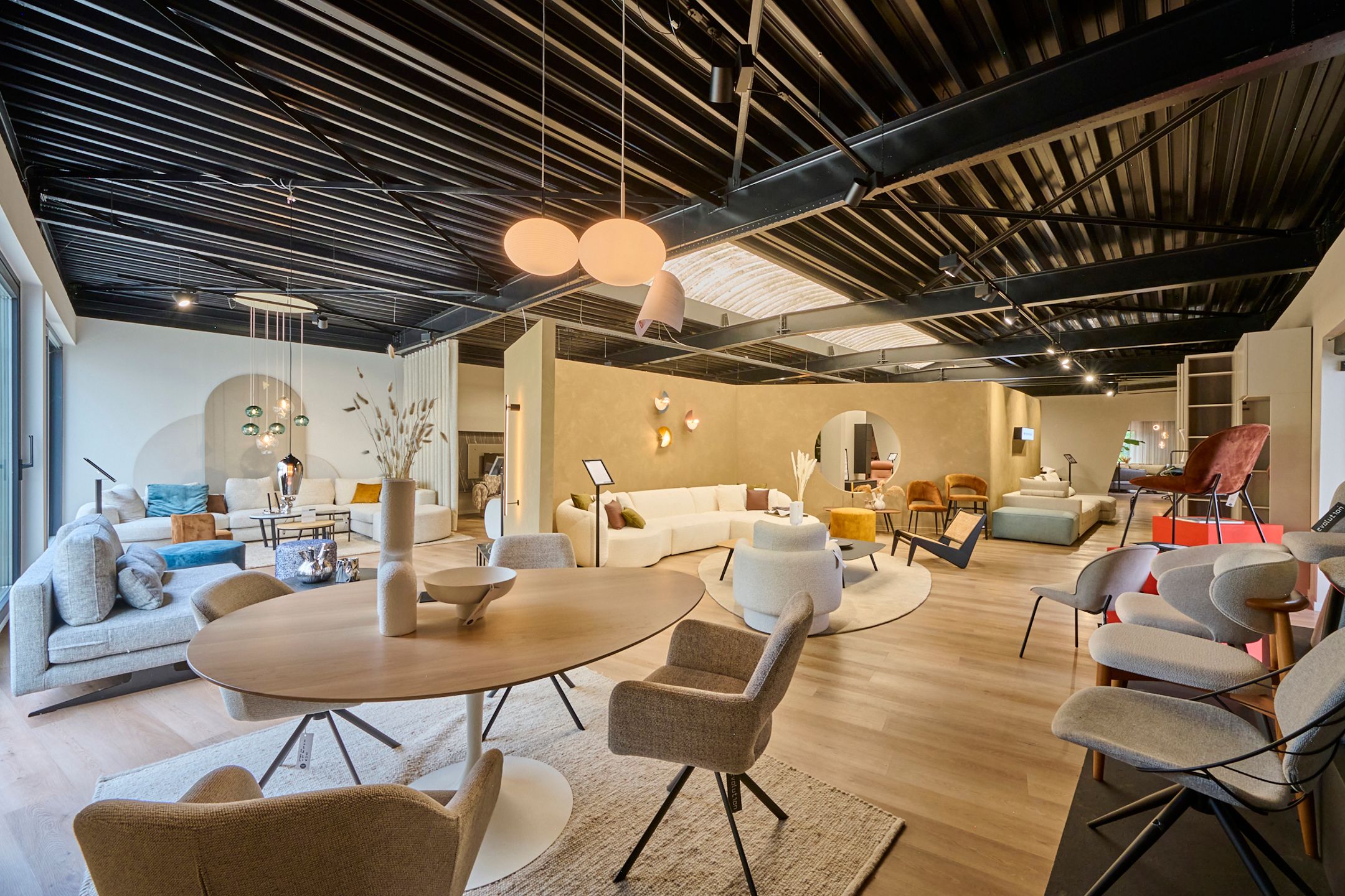 TE KOOP showroom met magazijn op top zicht locatie foto 7