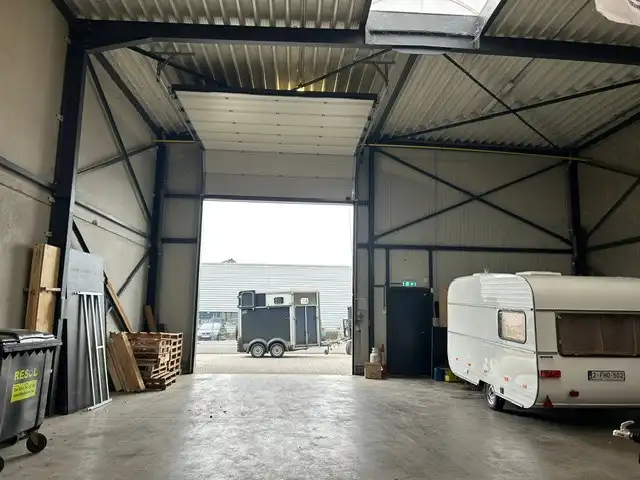 BEDRIJFSPAND MET SHOWROOM EN KANTOREN foto 9