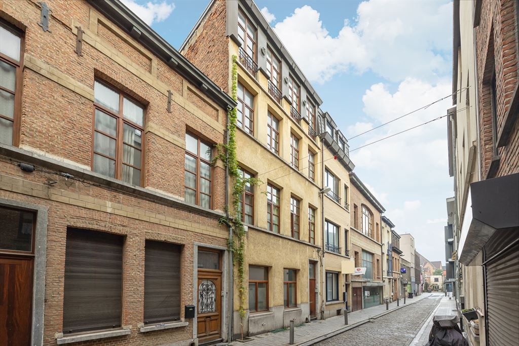 Karaktervol appartement met stadskoer foto 18