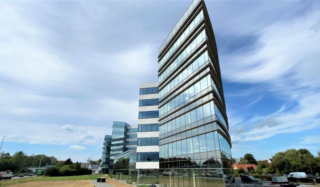 NIEUWBOUWKANTOREN MET PARKING NABIJ E40 foto {{pictureIndex}}