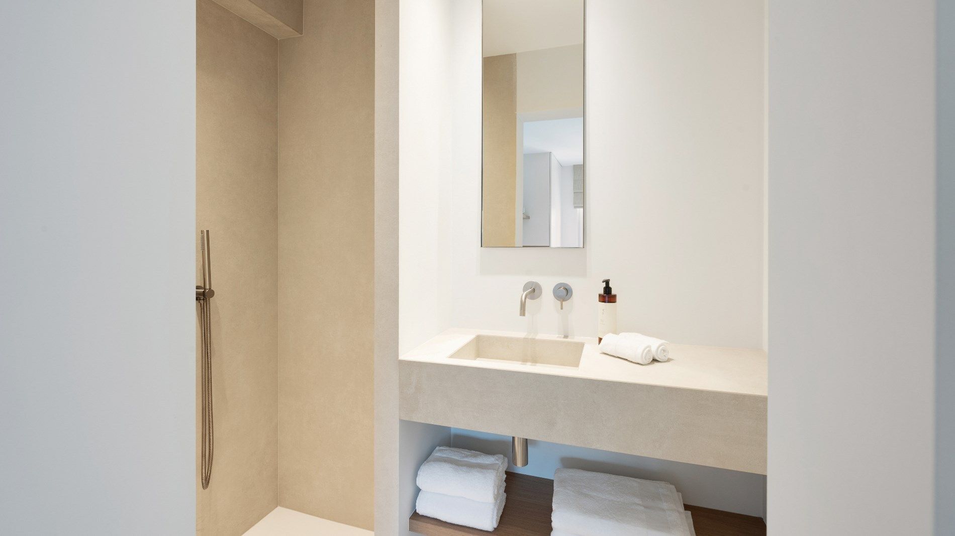 Prachtig gerenoveerd 3-slaapkamer appartement gelegen op de Lippenslaan.  foto 15