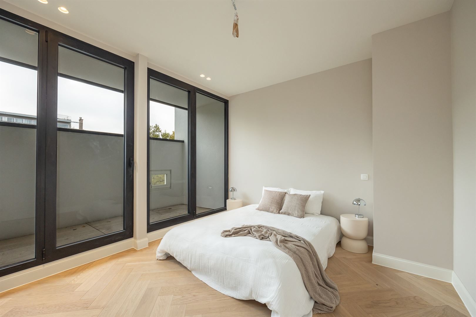 Totaalrenovatie met leuk terras foto 9