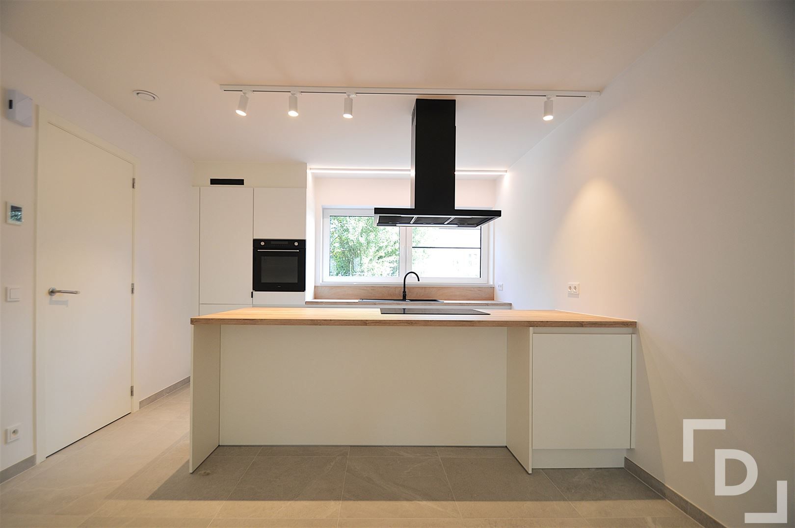 Nieuwbouwappartement van hoogwaardige afwerking met staanplaats te huur in centrum Ieper foto 3