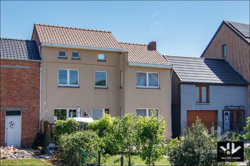 RUIME, GOED ONDERHOUDEN WONING MET 3 SLPK NABIJ TONGEREN-CENTRUM foto 2