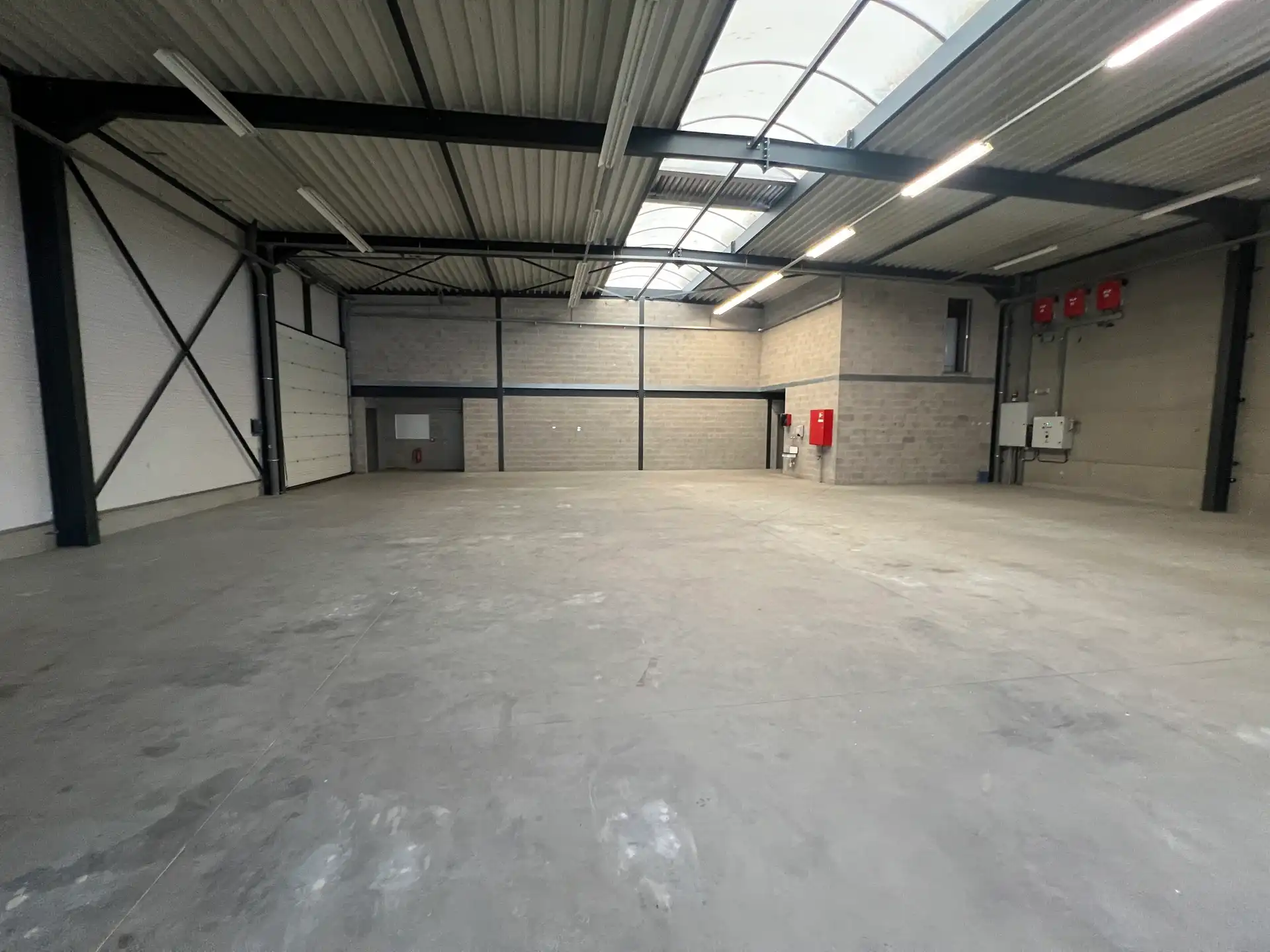 MULTIFUNCTIONEEL BEDRIJFSGEBOUW MET APPARTEMENT EN BUITENTERREIN foto 18