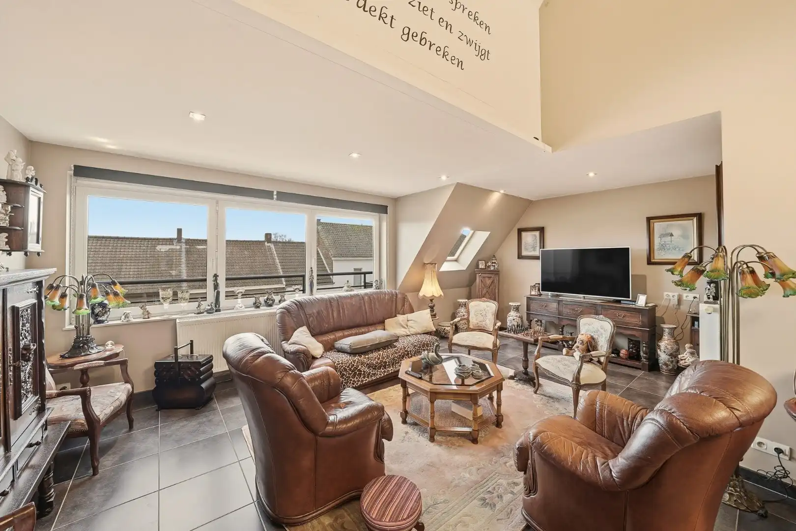 Investeringsopportuniteit: Duplexappartement (185 m²) met 2 zonneterrassen in hartje Oudenburg foto {{pictureIndex}}