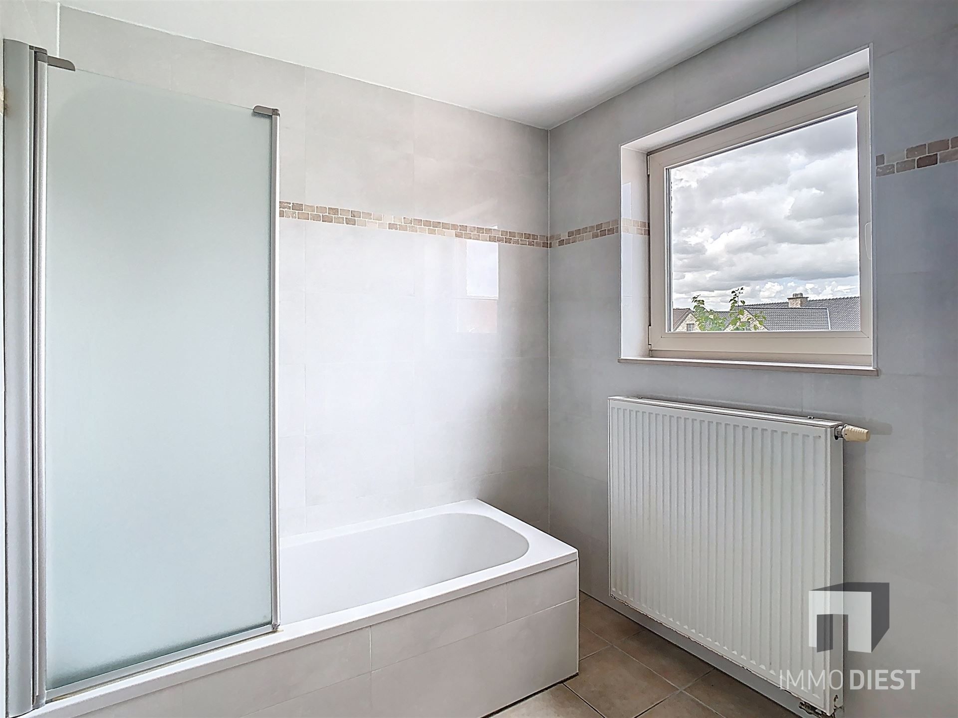 met 3 slaapkamers en tuintje foto 11