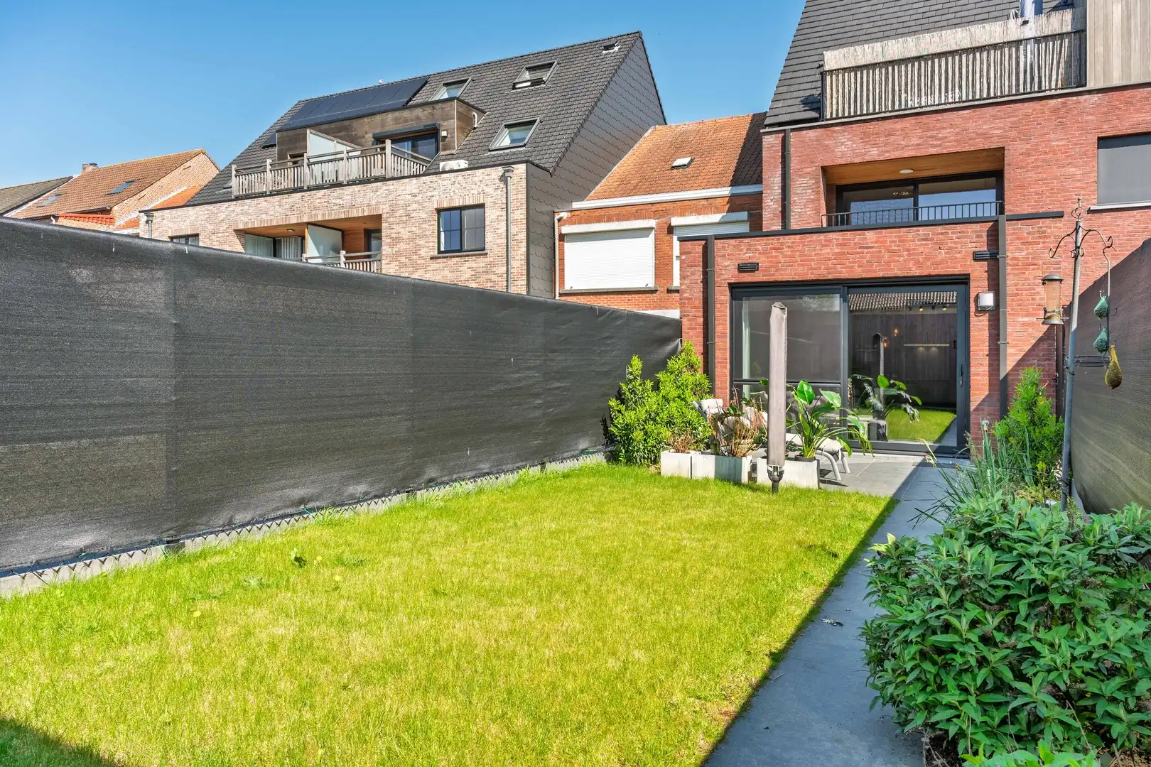 INSTAPKLAAR GELIJKVLOERS APPARTEMENT MET ZUIDTUIN & GARAGE foto {{pictureIndex}}
