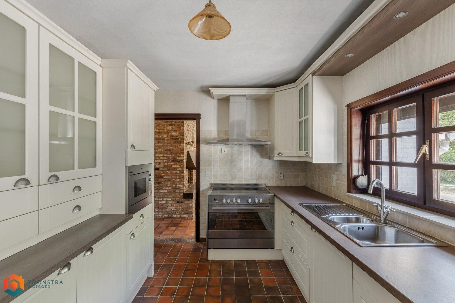 Landelijke Villa gelegen in groene omgeving met veel potentieel foto 5