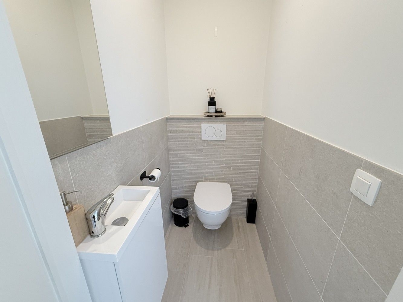 Instapklare woning met 3 slaapkamers en een gezellige tuin op toplocatie in Hoeselt te huur! foto 15