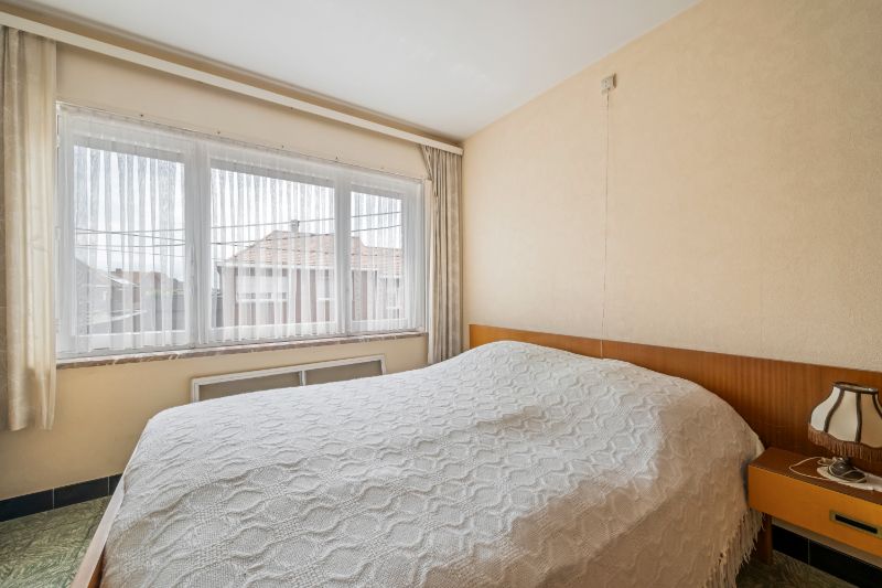 Ledegem-centrum. Sterk gebouwde half open bebouwing met 3 slaapkamers, bijgebouw en extra mogelijkheden. Perceel +/- 346m2. Te vernieuwen ! foto 14