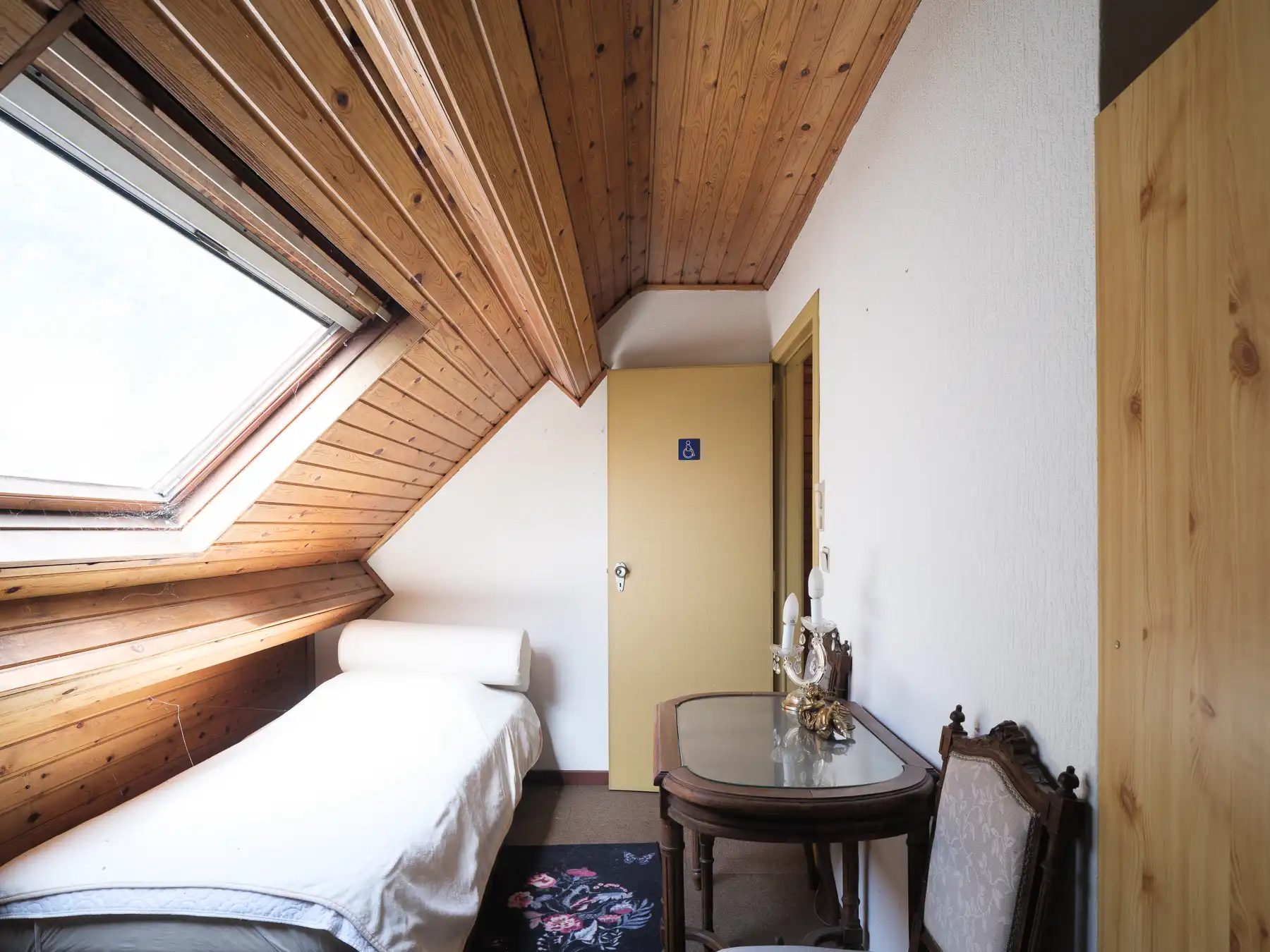 Ruim drie slaapkamer duplex-appartement met potentieel foto 17