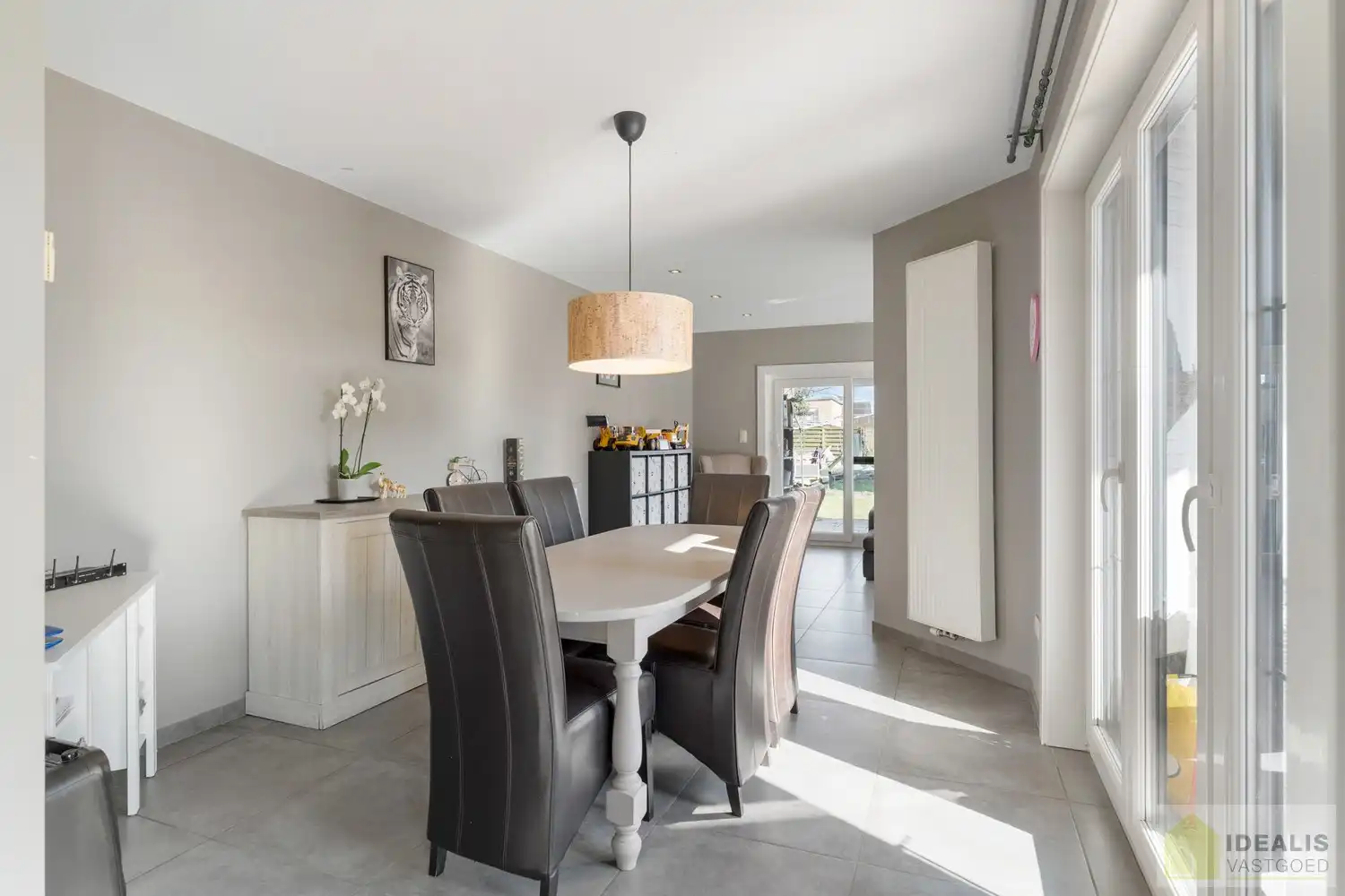 IDEALIS VASTGOED - CHARMANTE INSTAPKLARE GEZINSWONING MET EEN LICHTRIJKE LEEFRUIMTE, MODERNE OPEN KEUKEN MET KOOKEILAND, 3 RUIME SLAAPKAMERS EN BADKAMER. DE WONING IS GELEGEN OP EEN PRACHTIG PERCEEL VAN 12A 68CA! Deze knappe bungalow omvat een aangename 140m² bewoonbare oppervlakte met een lichtrijke woonkamer met aansluitend een moderne open keuken met kookeiland (voorzien van alle comfort), 3 ruime slaapkamers en een badkamer. De woning biedt verder een kelderverdieping en een zeer ruime tuin. Een unieke kans voor kandidaten op zoek naar een instapklaar huis voorzien van alle faciliteiten op een hele fijne locatie tussen de centra van Oudsbergen, Bree en Peer! foto 8