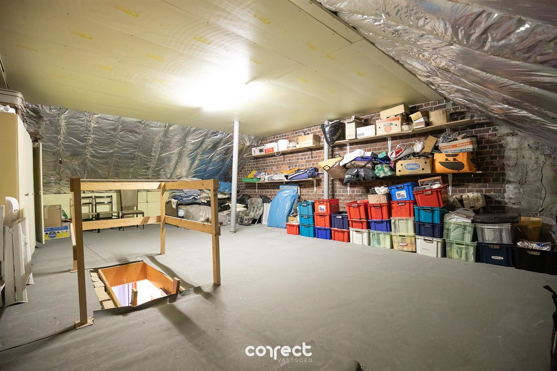 Instapklare gezinswoning met garage voor 3 wagens, terras en ruime zongerichte tuin. foto 12