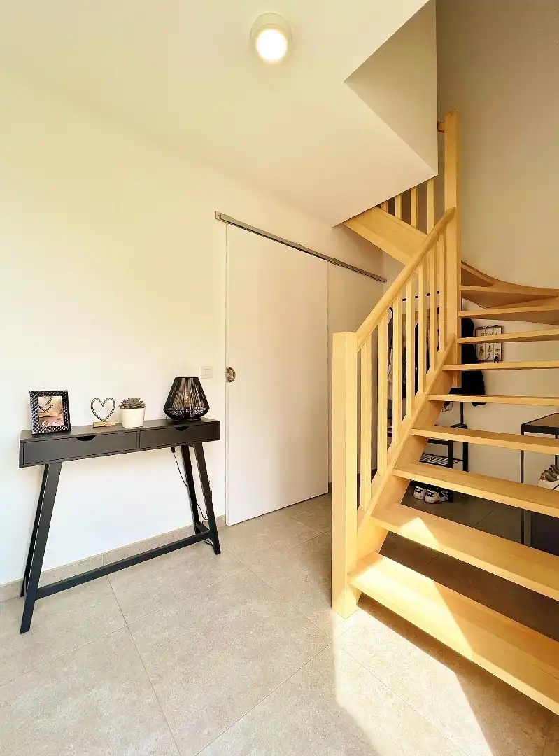 Zeer recente rijwoning met garage en zonnige tuin  foto 2
