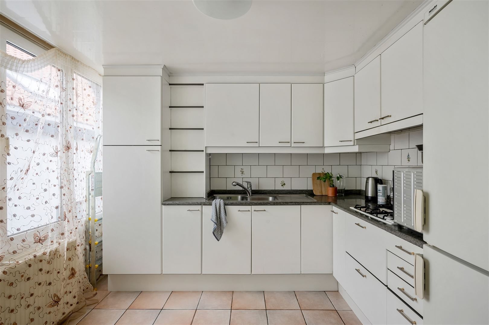 Verzorgd appt 2 slk met  privébergingen in hartje Merksem foto 8