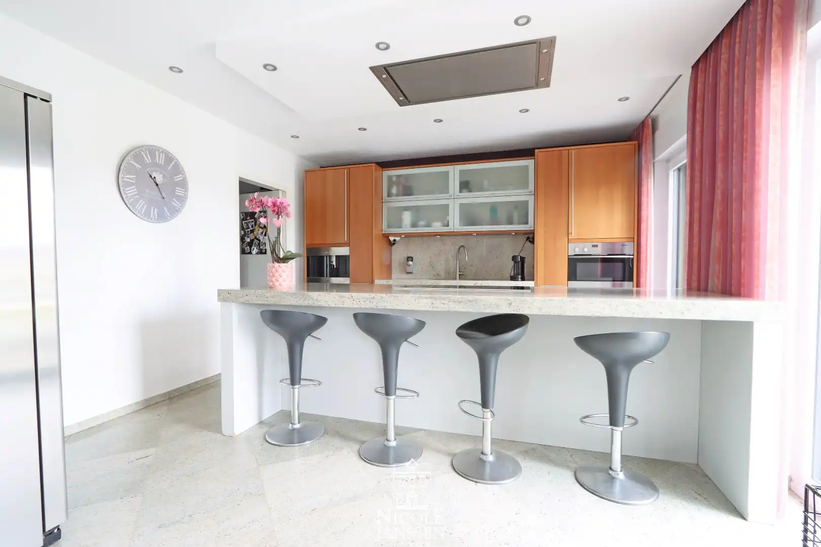 Vrijstaande ruime woning met dubbele garage en grote tuin met zwembad foto 12