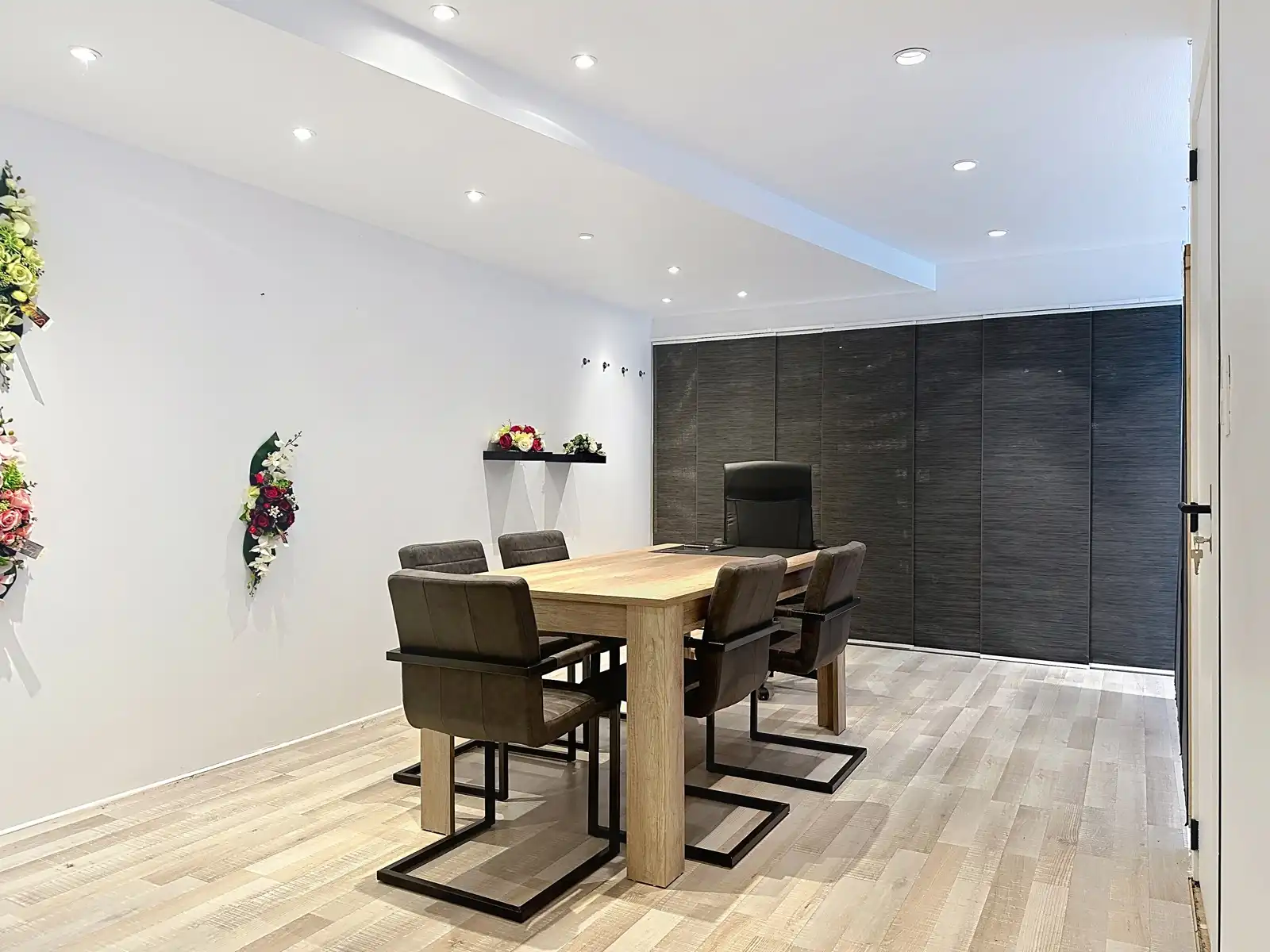 Commercieel pand met uitstekende visibiliteit in centrum Aartselaar foto 4