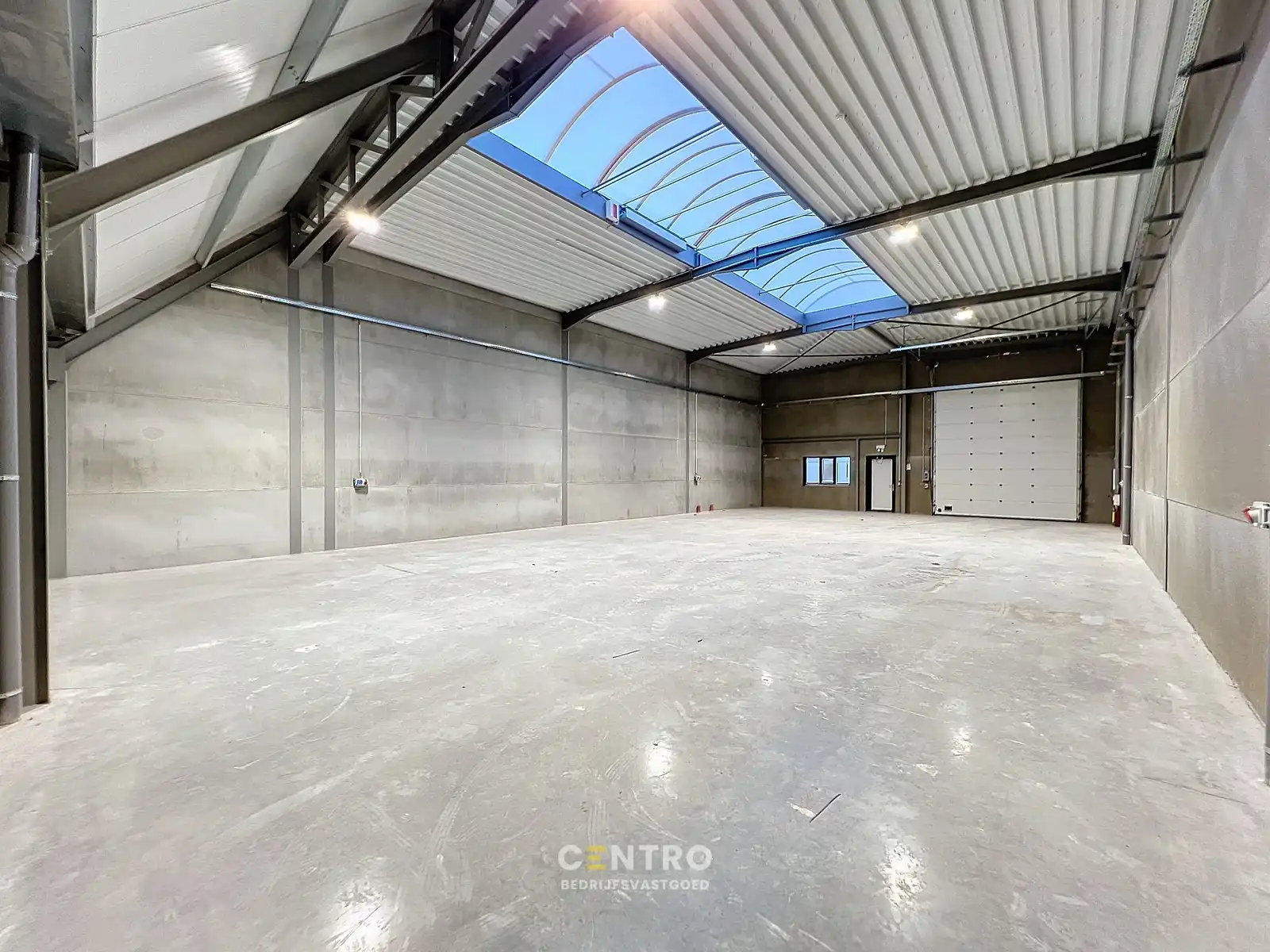 Kwalitatief en goed geïsoleerd NB MAGAZIJN (271m²), voorzien van elektrische sectionaalpoort, deur, raam (voor kantoor) en 2 private parkeerplaatsen op industriezone te Waregem. foto 3