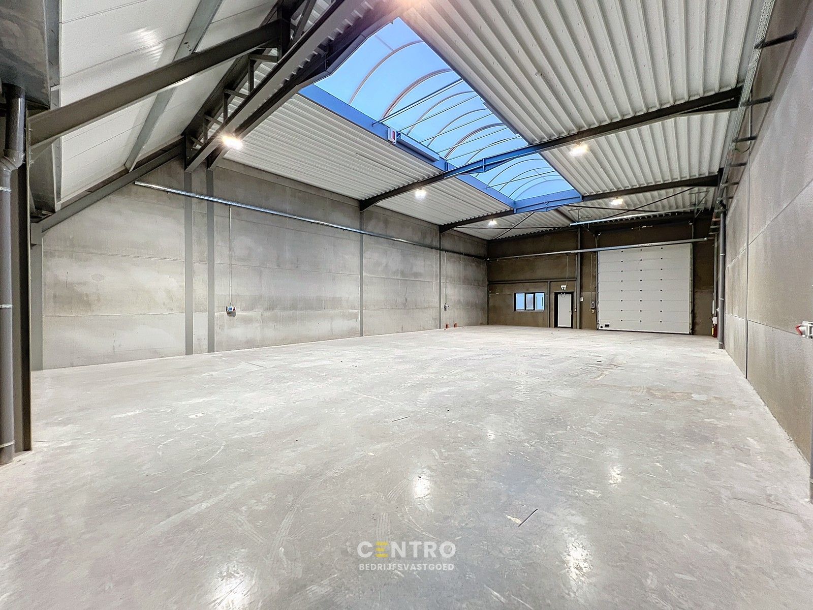 Kwalitatief en goed geïsoleerd NB MAGAZIJN (271m²), voorzien van elektrische sectionaalpoort, deur, raam (voor kantoor) en 2 private parkeerplaatsen op industriezone te Waregem. foto 3