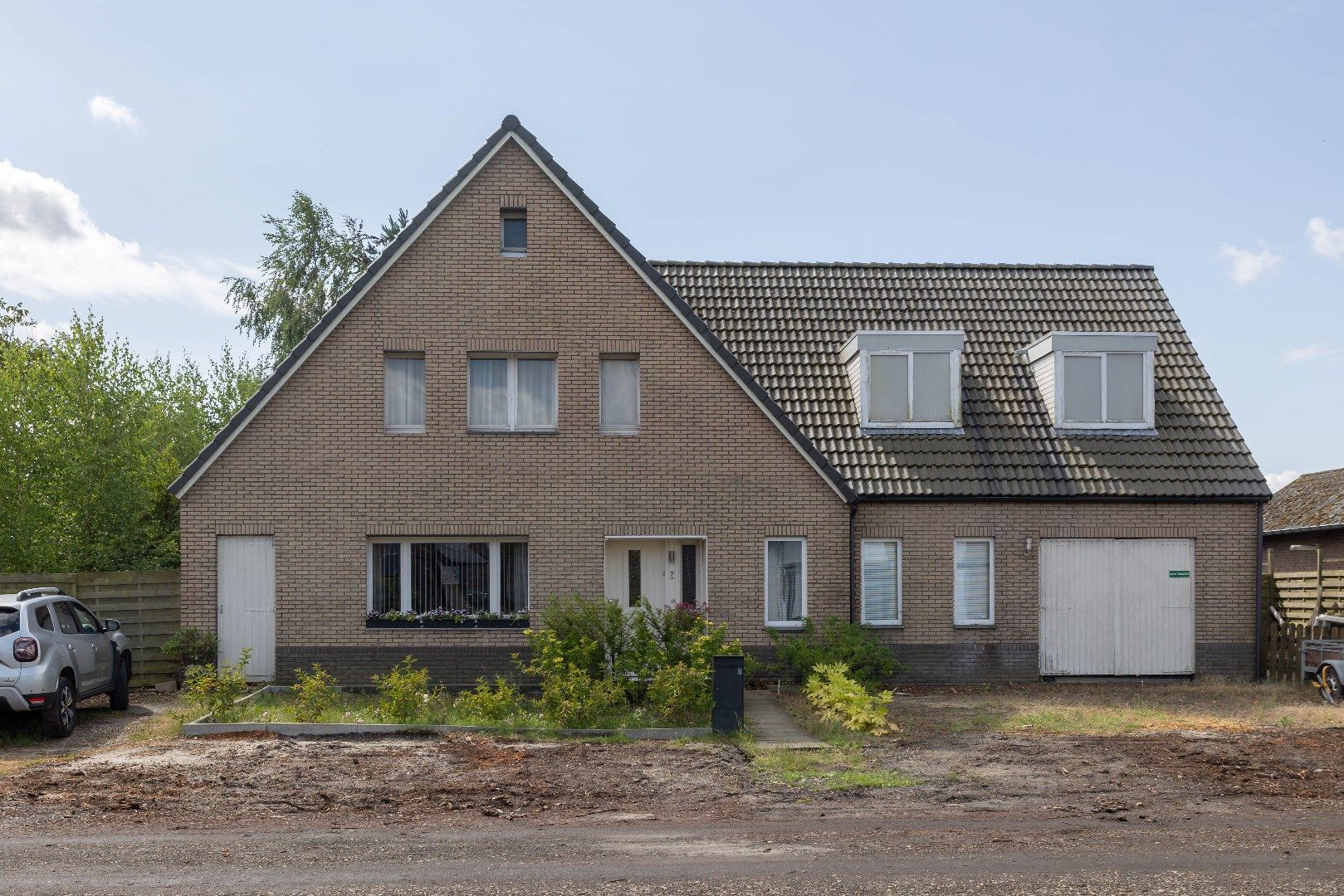 Ruime woning op een prachtig perceel te koop! foto 1