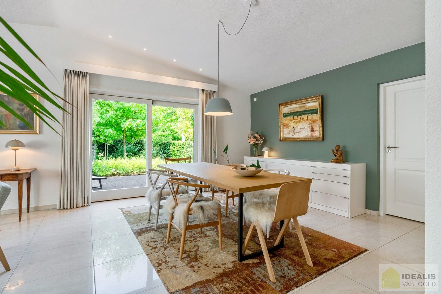 PRACHTIGE VILLA MET SCHITTERENDE ROYALE LEEFRUIMTES, UITGERUSTE KEUKEN, 2 BADKAMERS, 3 SLAAPKAMERS, CARPORT VOOR 2 WAGENS EN KNAP AANGELEGDE TUIN. DEZE KNAPPE VILLA OP EEN RESIDENTIELE LOCATIE BESCHIKT OP DE GELIJKVLOERSE VERDIEPING OVER EEN ROYALE INKOMHAL, RUIME LEEFRUIMTE MET AANSLUITEND EETKAMER EN PRAKTISCH UITGERUSTE LEEFKEUKEN MET EEN BIJKEUKEN/WASPLAATS MET TOEGANG TOT TERRAS, BADKAMER EN 2 SLAAPKAMERS; OP DE VERDIEPING BESCHIKT DE WONING OVER EEN PRACHTIGE MASTERBEDROOM MET AANSLUITEND EEN LUXUEUZE BADKAMER. EEN ‘MUST SEE’ VOOR KOPERS OP ZOEK IN HET MOOIE SEGMENT! foto 11
