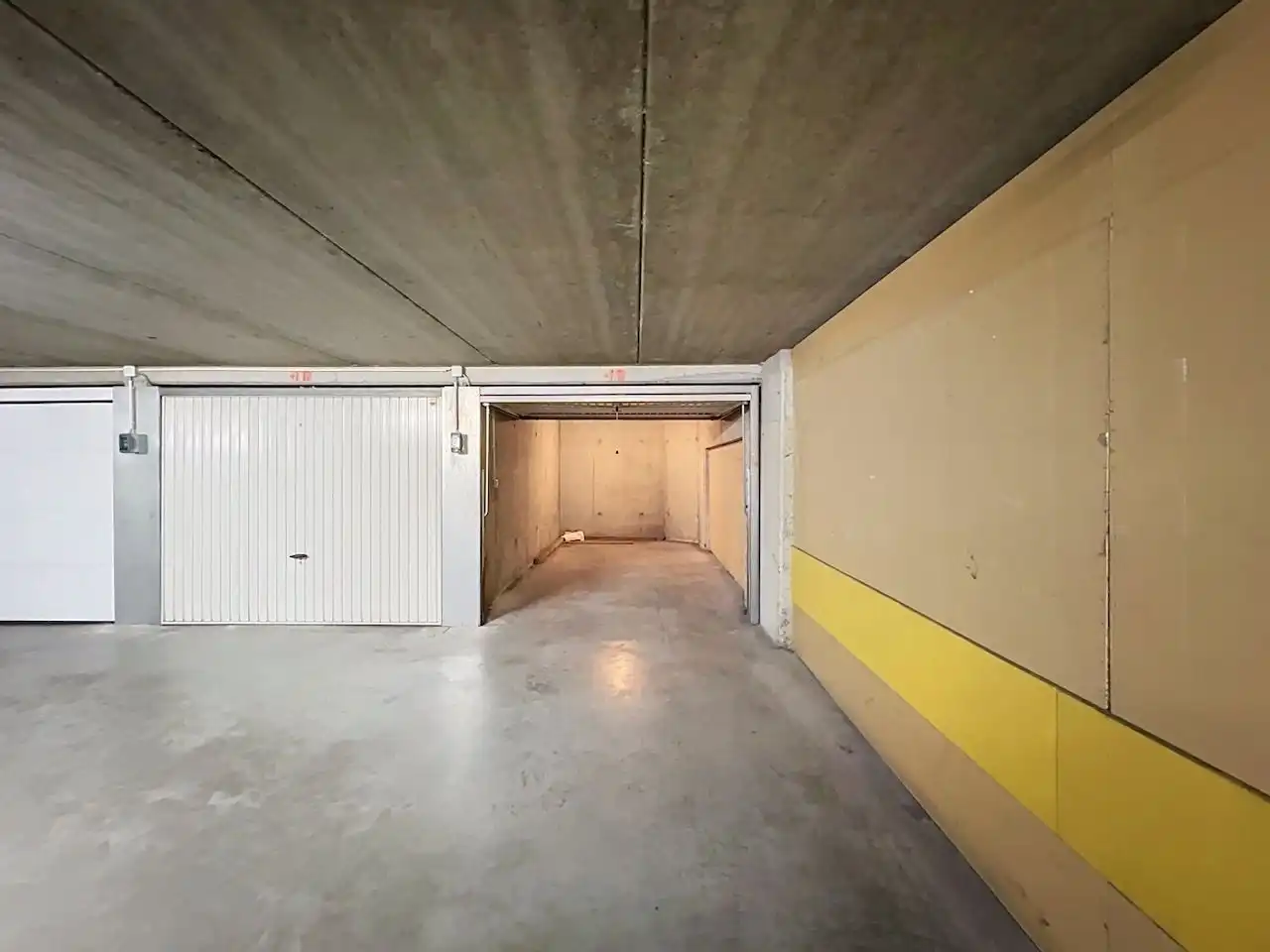 Bijzonder goed gelegen garagebox (op de eerste verdiep) van een centraal gelegen complex, vlakbij de Visserskapel foto 7