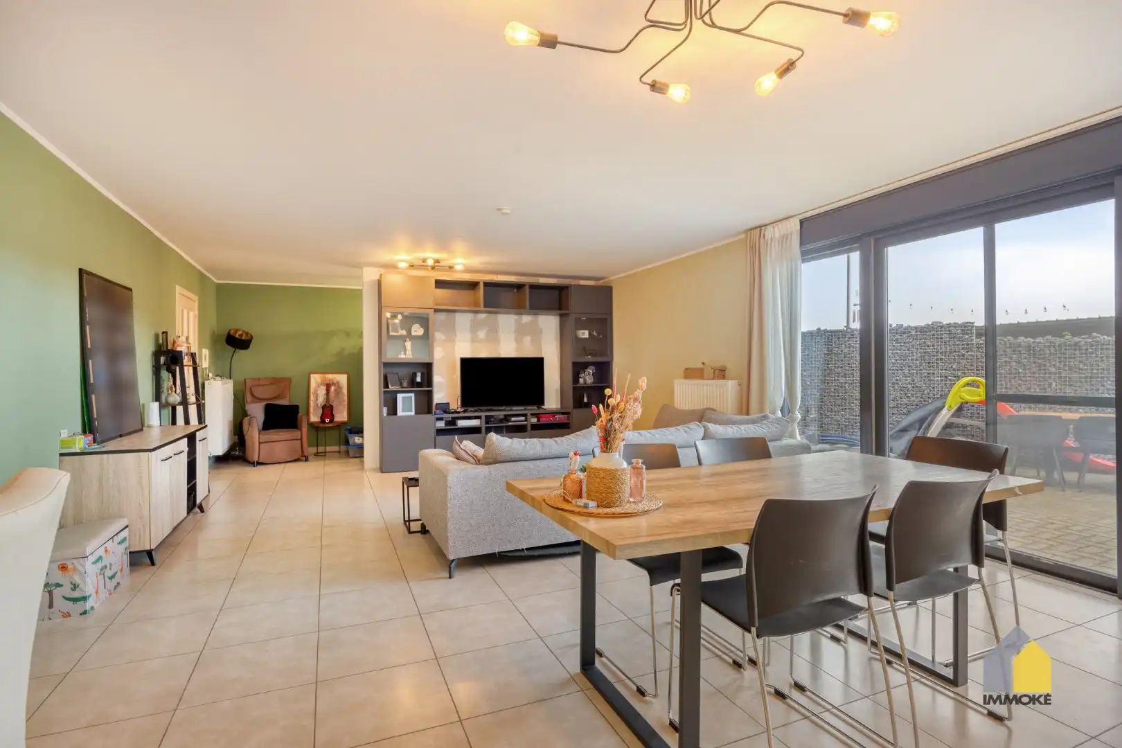 Gelijkvloers appartement (120 m²) met ruime woonkamer, 2 slpks. en terras. foto {{pictureIndex}}