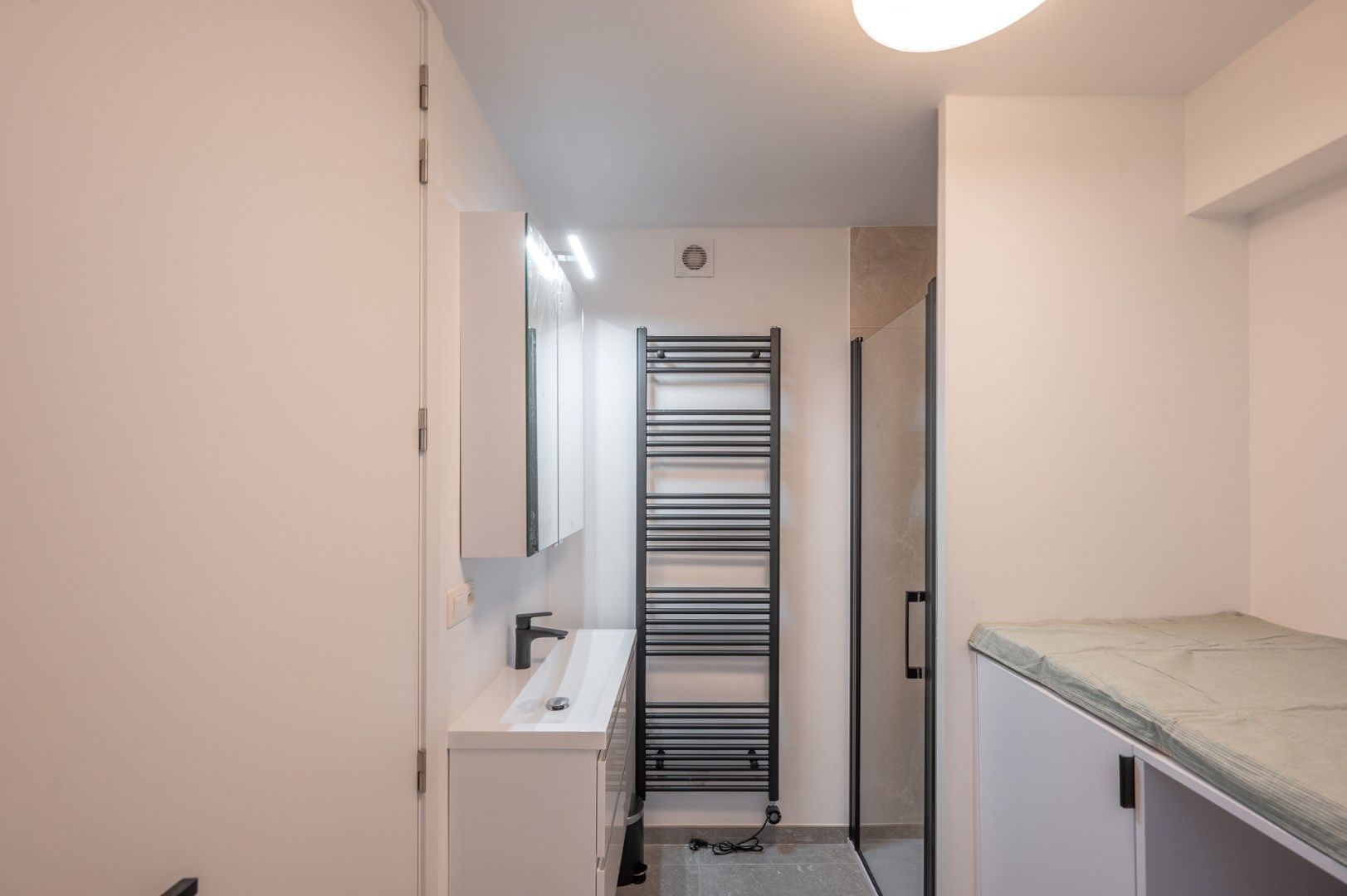 Prachtig afgewerkt appartement met twee slaapkamers en zijdelings zeezicht in Duinbergen.   foto 21