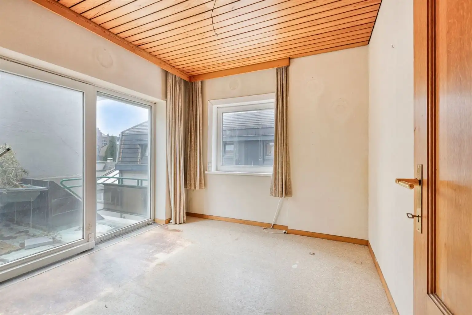 Karaktervol hoekpand met handelsruimte en ruime woning op een absolute topligging aan de Bosstraat in Maaseik.  foto 15