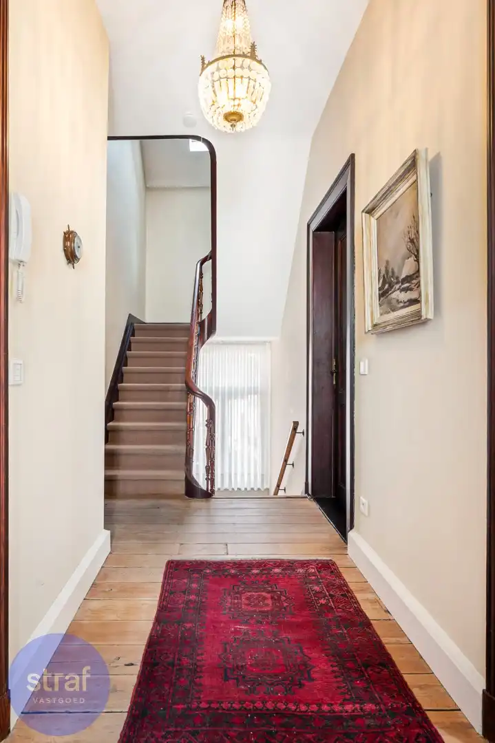 Karaktervolle woning met hoge plafonds en 2 garageboxen foto 19